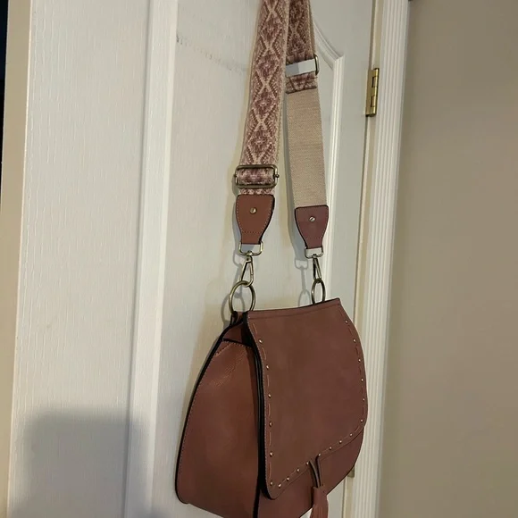Jen & Co Boho Studded Tassel Crossbody Bag Mauve Vegan Leather Guitar Strap NWT - Picture 3 of 9